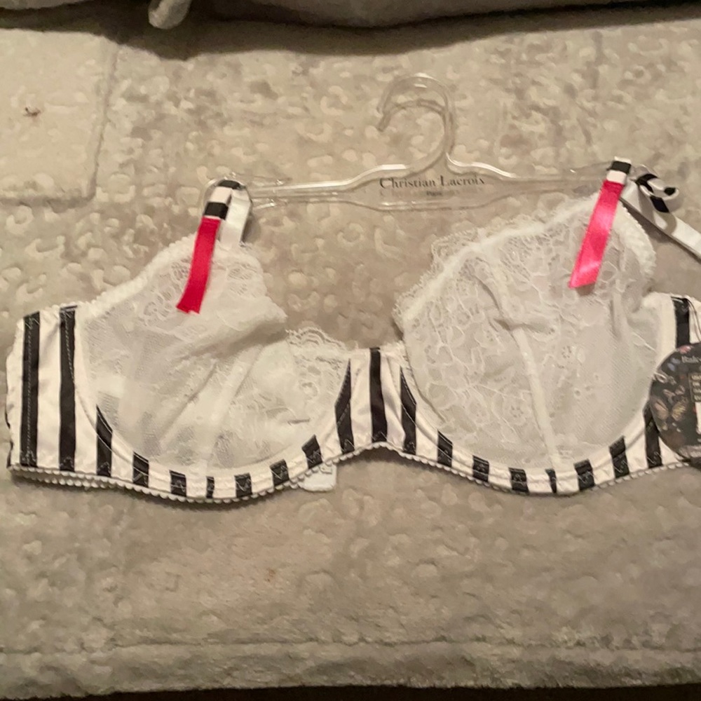 Beautiful Balconette Bra, 36C. In time for Valentines! White lace, new with tags